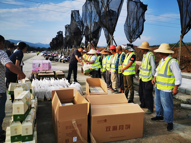 端午佳节慰问一线工人